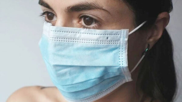 Le piden usar cubrebocas en heladería y se quita el vestido para taparse la boca