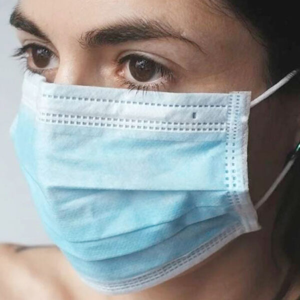 Le piden usar cubrebocas en heladería y se quita el vestido para taparse la boca