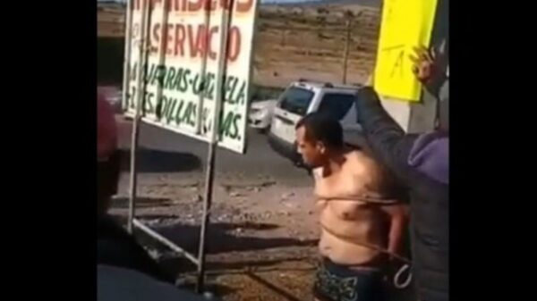 Exhiben y amarran en ropa interior a presunto ladrón