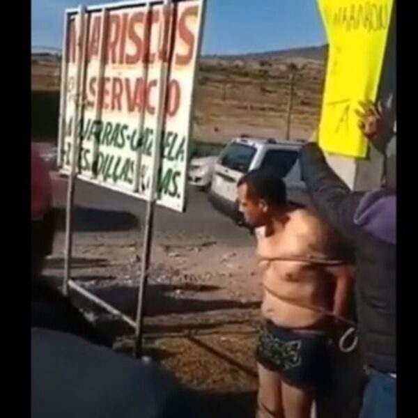 Exhiben y amarran en ropa interior a presunto ladrón