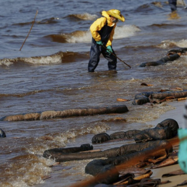 Brutal derrame de petróleo genera emergencia en Tailandia