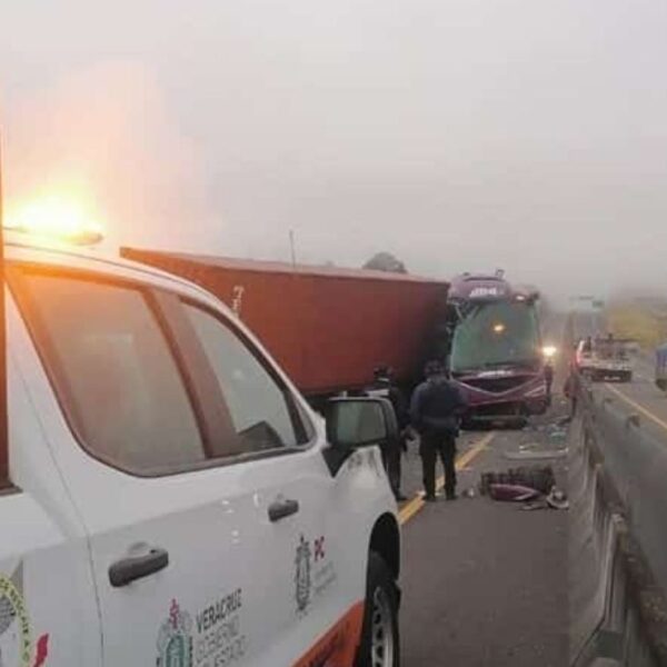 Choque entre autobús de pasajeros y tráiler deja 2 muertos, varios heridos