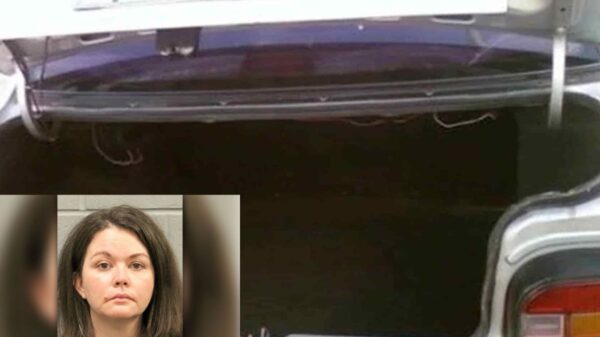 Mujer mete a su hijo en la cajuela del auto por tener covid