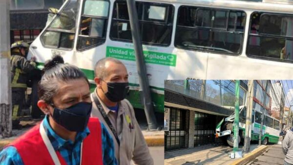 Autobús de pasajeros choca contra poste y una casa; hay 10 heridos