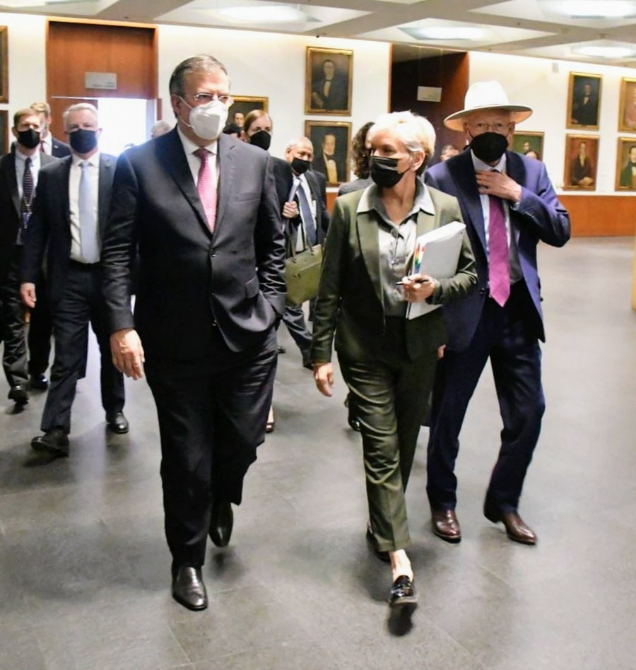 Visita de Jennifer Granholm a México, en la imagen junto al canciller Marcelo Ebrard y el embajador de Estados Unidos en México Ken Salazar.