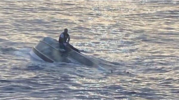 Vuelca embarcación; autoridades buscan a 39 desaparecidos