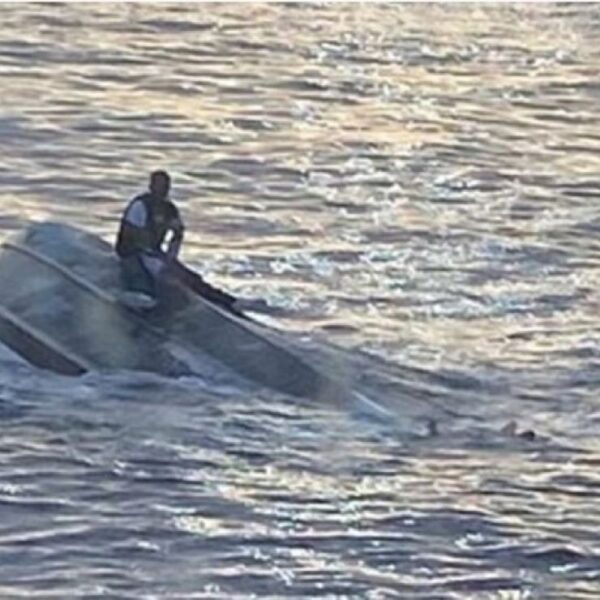 Vuelca embarcación; autoridades buscan a 39 desaparecidos