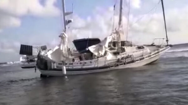 Encalla velero en costa de Tulum