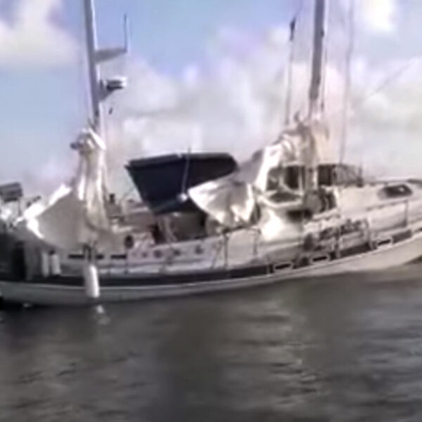 Encalla velero en costa de Tulum