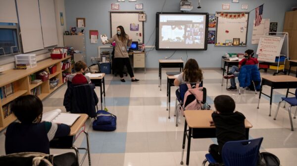 ¡Inaceptable! Maestra pega con cinta el cubrebocas en el rostro de un alumno