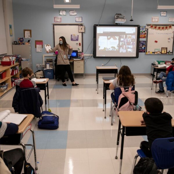 ¡Inaceptable! Maestra pega con cinta el cubrebocas en el rostro de un alumno