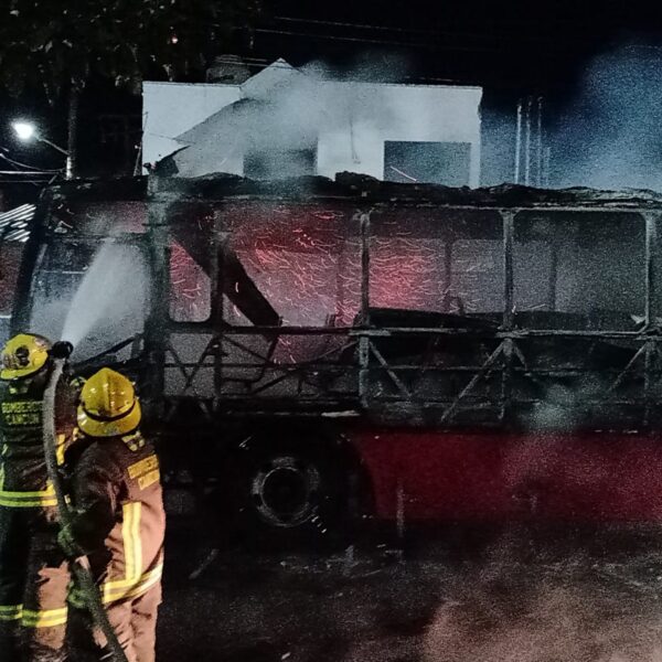 Se quema autobús de la Zona Hotelera sobre al avenida Kabah.