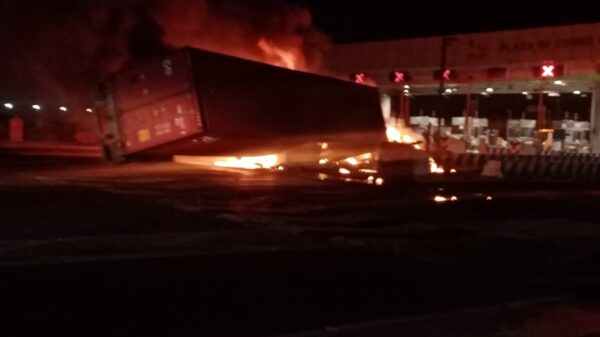 Tráiler choca y se incendia en caseta de peaje de la México-Puebla.