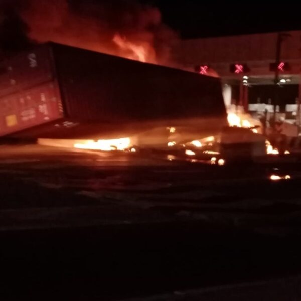 Tráiler choca y se incendia en caseta de peaje de la México-Puebla.
