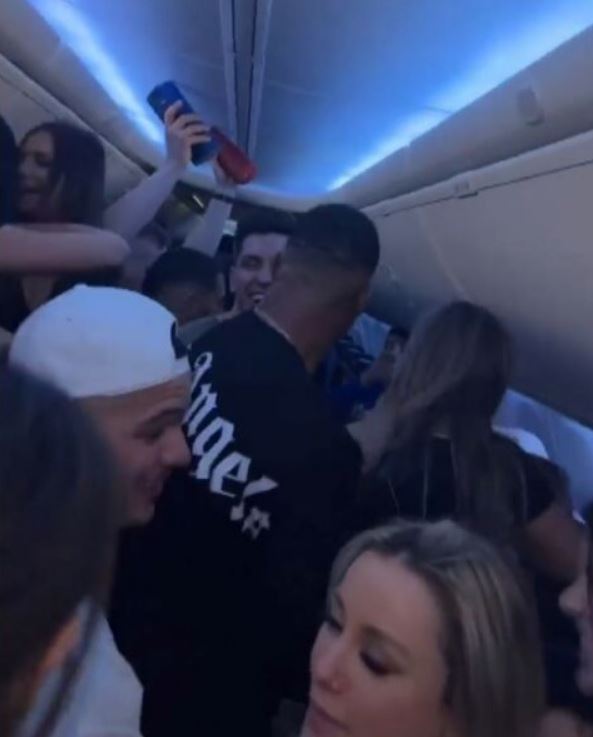 ‘Influencers’ canadienses arman covifiesta en un vuelo a Cancún (VIDEO); la aerolínea Sunwing canceló el vuelo de regreso del grupo.