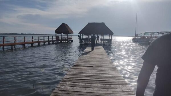 Mujer reportada desaparecida es hallada muerta en muelle de Bacalar.