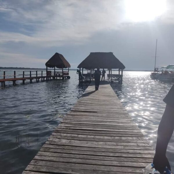 Mujer reportada desaparecida es hallada muerta en muelle de Bacalar.