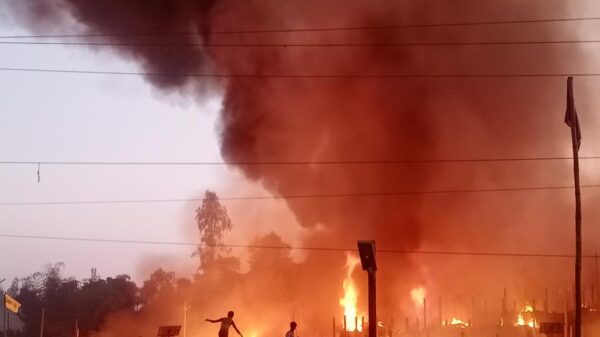 Arrasa el fuego con campamento de refugiados en Bangladesh.