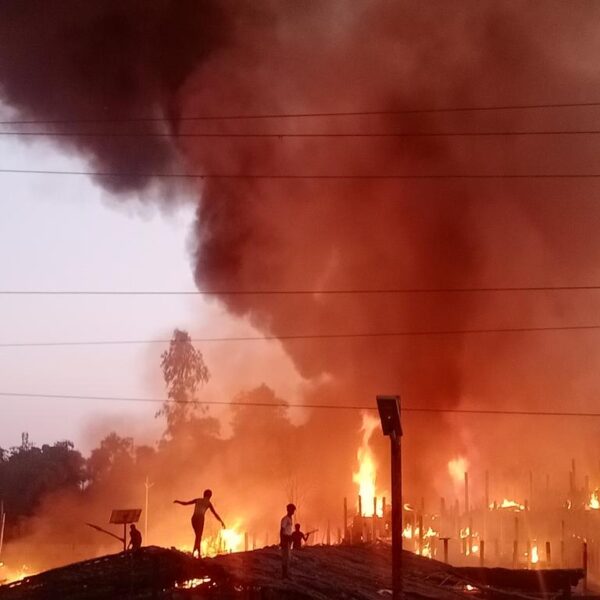Arrasa el fuego con campamento de refugiados en Bangladesh.