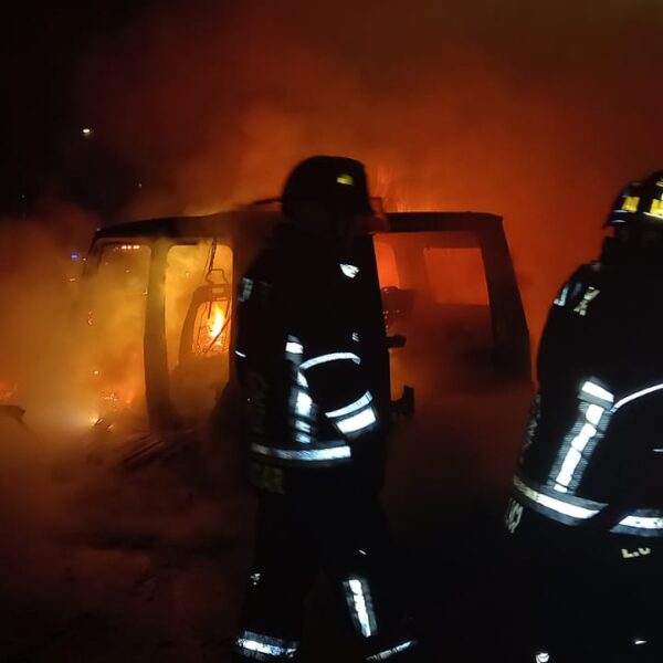 Choca camioneta de lujo y mueren dos calcinados en Lomas de Chapultepec (VIDEO).