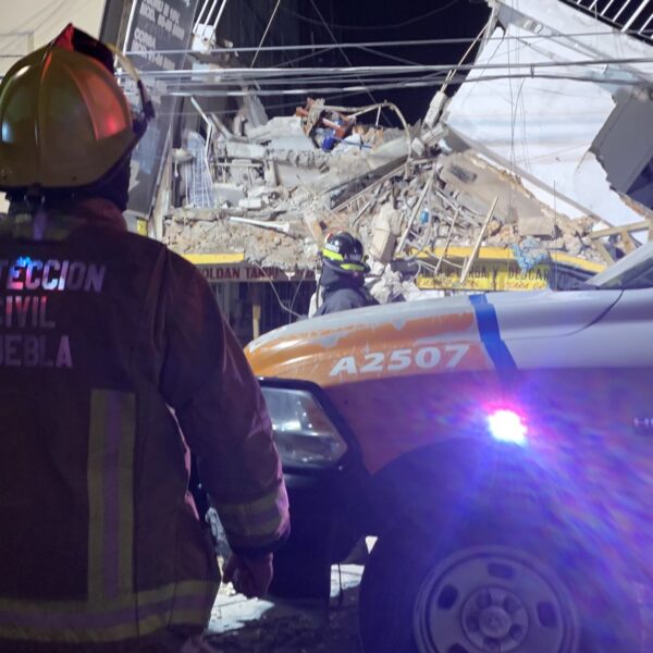 Deja un muerto y 15 heridos explosión y colapso de edificio en Puebla.