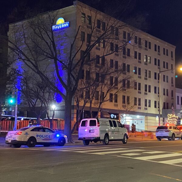 Un muerto y cuatro heridos en tiroteo en hotel de Washington.