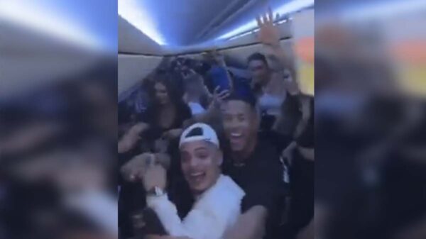 Canadienses hacen fiesta en vuelo a Cancún, y contraen covid