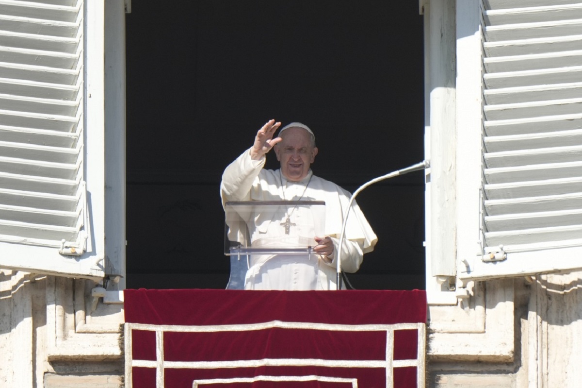 El papa Francisco bendice a la gente reunida en la Plaza de San Pedro, luego de la misa de año nuevo. Foto Ap