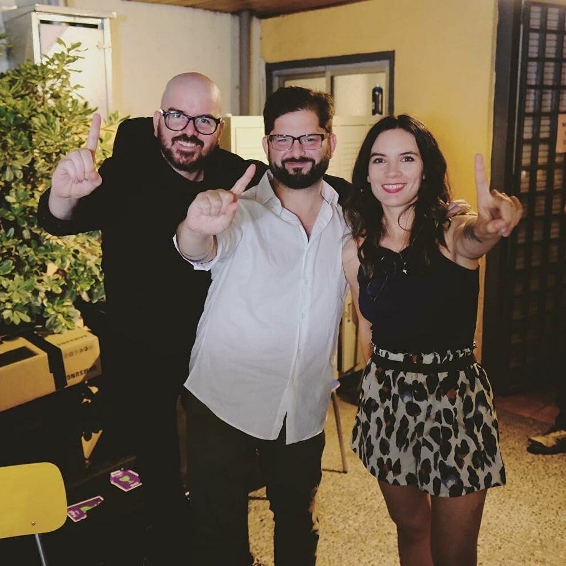 Giorgio Jackson (izq) y Camila Vallejo (der), ex líderes estudiantiles y diputados, quienes junto a Boric (cen) lideraron las protestas de 2011 para exigir reformas educativas.