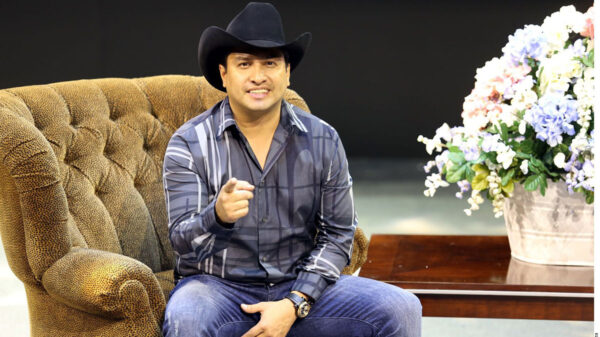 Hackean el WhatsApp del cantante Julión Álvarez