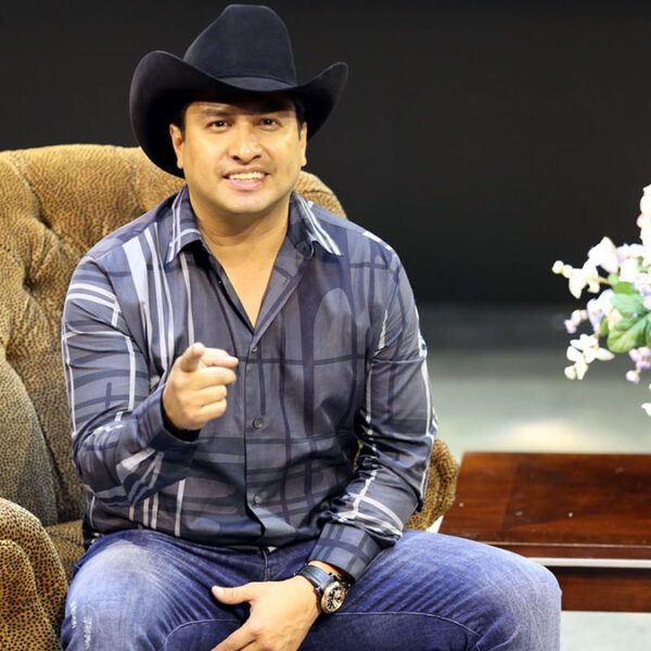 Hackean el WhatsApp del cantante Julión Álvarez