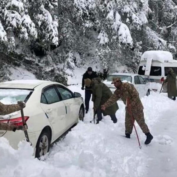 Nevada mata a 22 turistas atrapados en sus autos en Pakistán