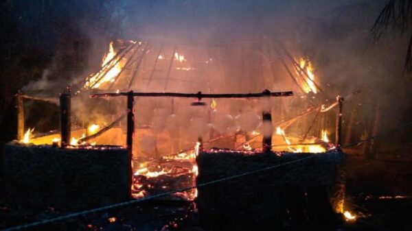 Devora el fuego dos palapas en comunidad de Felipe Carrillo Puerto.