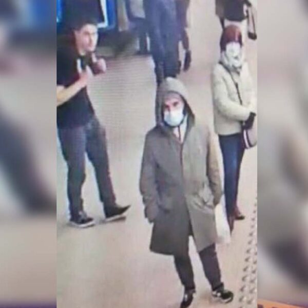 Terrible, hombre arroja a mujer a vías del metro