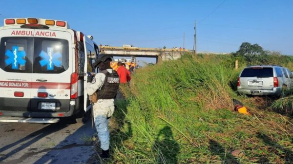Choca camioneta con migrantes; hay varios heridos