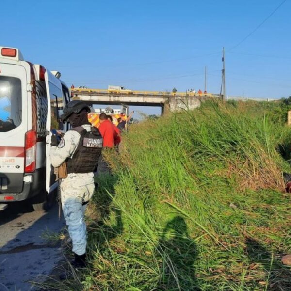 Choca camioneta con migrantes; hay varios heridos