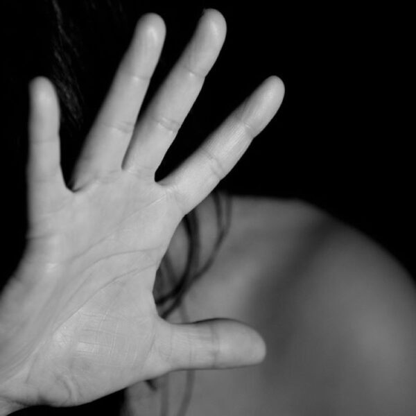 Mujer es secuestrada y violada por 11 personas