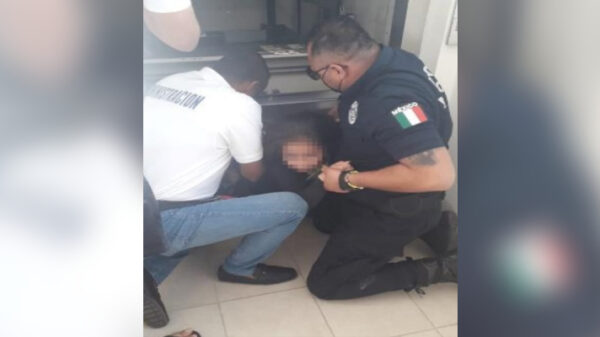 Rescatan a nueve personas atrapadas en un elevador.