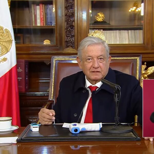 Asegura AMLO que está “bien”; su esposa y su hijo se aíslan