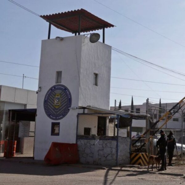 Tras hallazgo de cuerpo de bebé en penal, detienen a 19 empleados