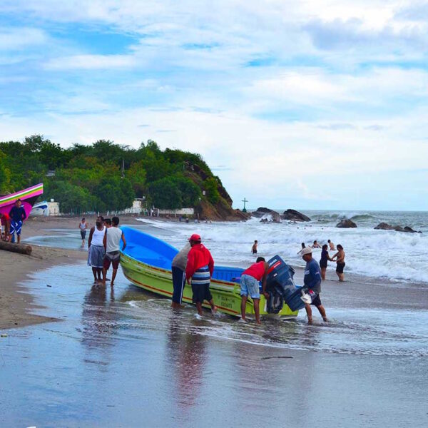 Viento vuelca lancha de pescador menor de edad y muere