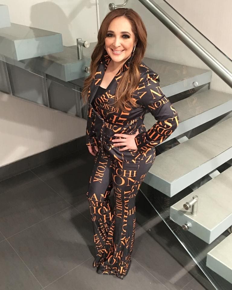 Por falta de pilotos Myriam Montemayor se queda "atrapada" en avión