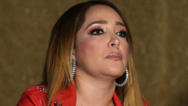 Por falta de pilotos Myriam Montemayor se queda "atrapada" en avión