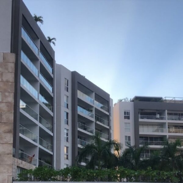 Muere ruso al caer de condominio en residencial Cumbres.