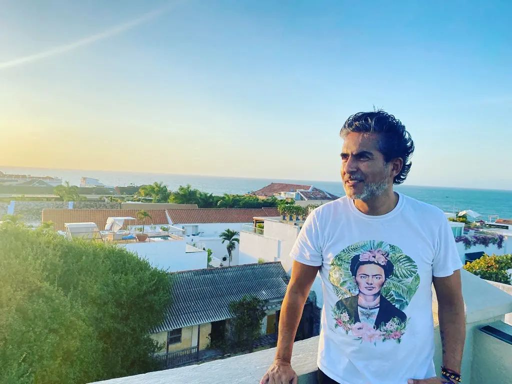 Raúl Araiza es captado paseando en Acapulco teniendo Covid-19