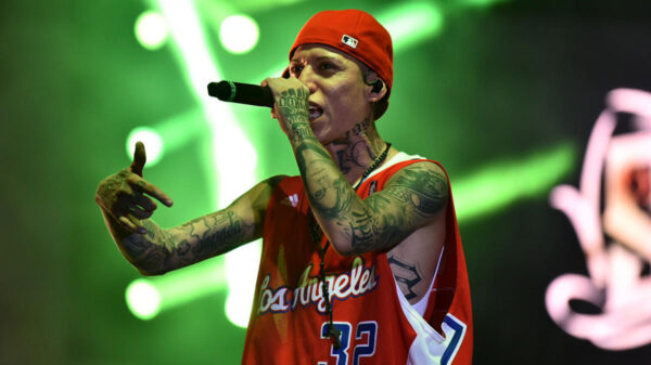 Santa Fe Klan arroja mariguana a fans en concierto