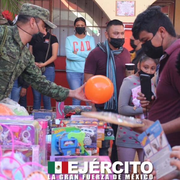 Soldados se convierten en reyes magos y regalan juguetes