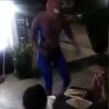 "Spiderman" salva a niños de balacera en Monterrey