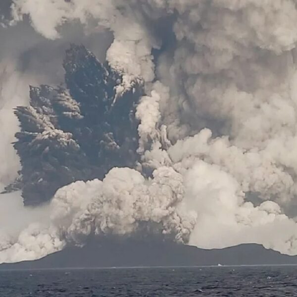 Hace erupción volcán submarino y provoca tsunami en isla de Tonga