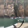Roca gigante aplasta a turistas en paseo de lanchas